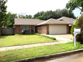 2404 Sutton Drive, Arlington, TX 76018