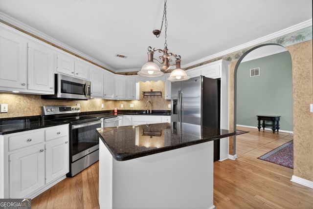 2111 Vintage Oaks Drive, Loganville, GA 30052