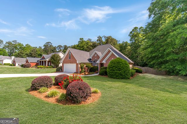 2111 Vintage Oaks Drive, Loganville, GA 30052