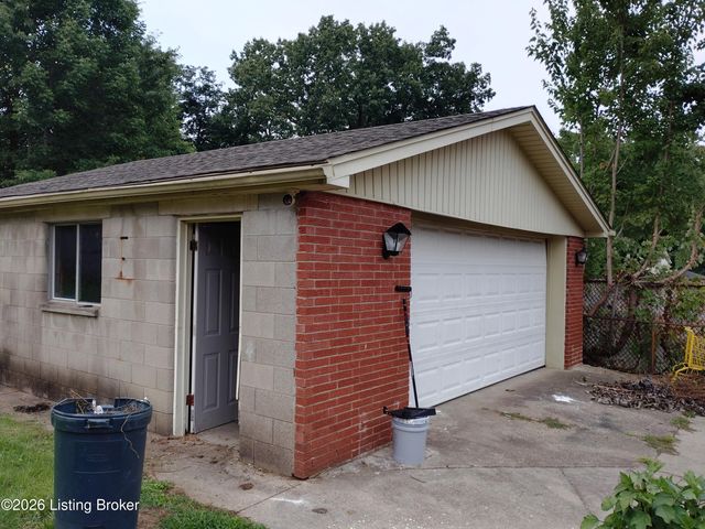 10718 Charlene Dr, Fairdale, KY 40118