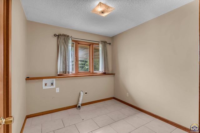 4101 NW Pocahontas DR, Topeka, KS 66618