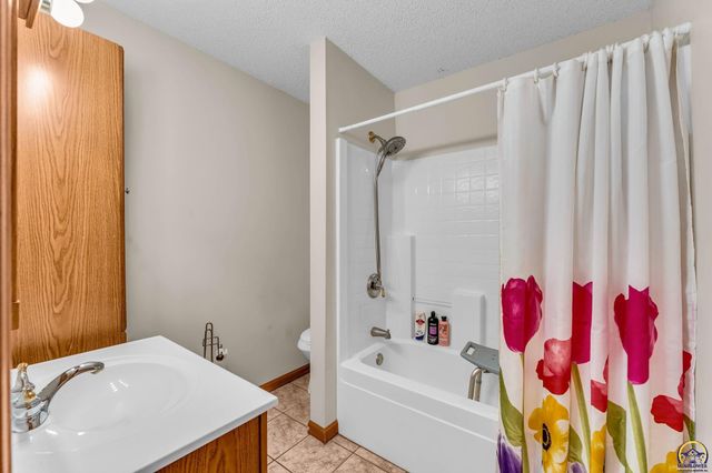 4101 NW Pocahontas DR, Topeka, KS 66618