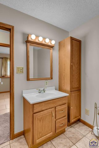 4101 NW Pocahontas DR, Topeka, KS 66618