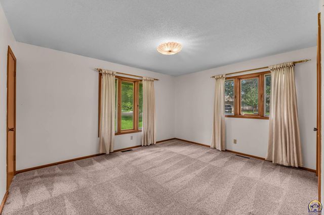 4101 NW Pocahontas DR, Topeka, KS 66618