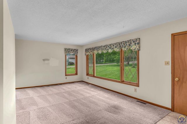 4101 NW Pocahontas DR, Topeka, KS 66618