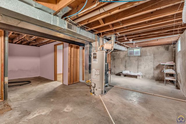 4101 NW Pocahontas DR, Topeka, KS 66618
