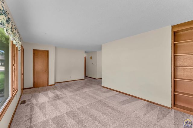 4101 NW Pocahontas DR, Topeka, KS 66618