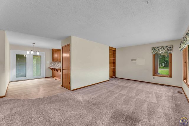 4101 NW Pocahontas DR, Topeka, KS 66618