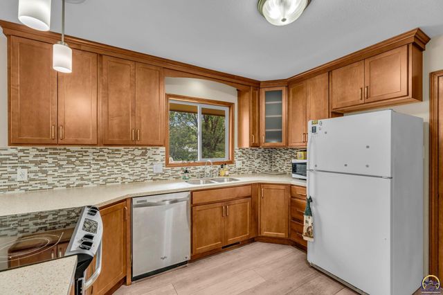 4101 NW Pocahontas DR, Topeka, KS 66618