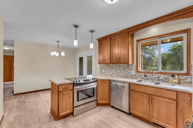 4101 NW Pocahontas DR, Topeka, KS 66618