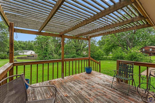 4101 NW Pocahontas DR, Topeka, KS 66618
