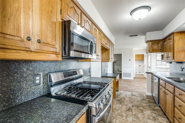 20240 Willow Glade Circle, Pilot Point, TX 76258