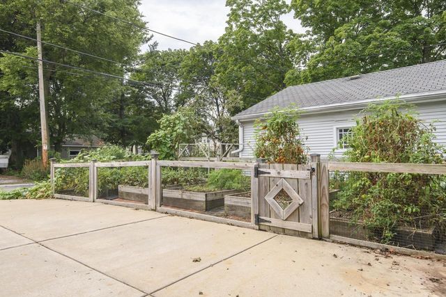 147 W Laflin AVENUE, Waukesha, WI 53186