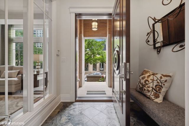 425 W Superior Street, Chicago, IL 60654