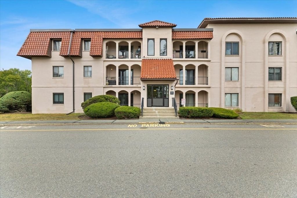 685 Oak St 7-12, Brockton, MA 02301