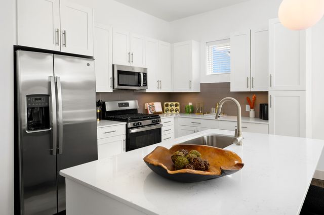 555 Lakeview Parkway 003, Vernon Hills, IL 60061