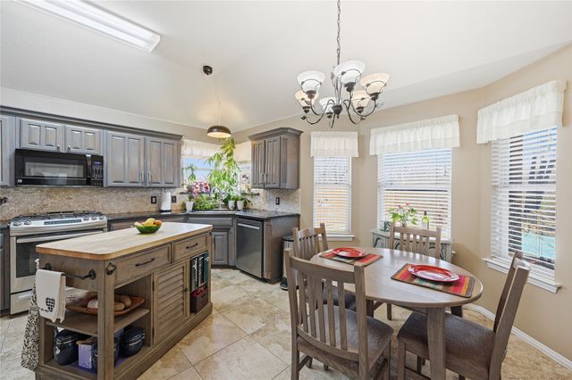 816 W Lonesome Dove Trail, Arlington, TX 76001