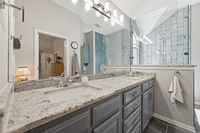 816 W Lonesome Dove Trail, Arlington, TX 76001