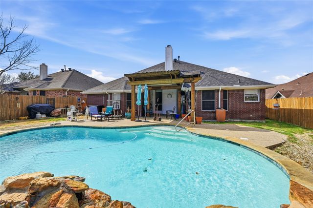 816 W Lonesome Dove Trail, Arlington, TX 76001