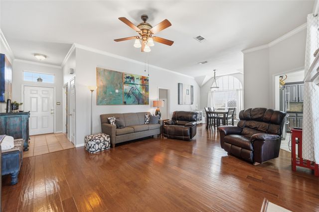 816 W Lonesome Dove Trail, Arlington, TX 76001