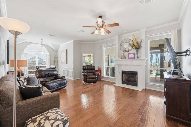 816 W Lonesome Dove Trail, Arlington, TX 76001