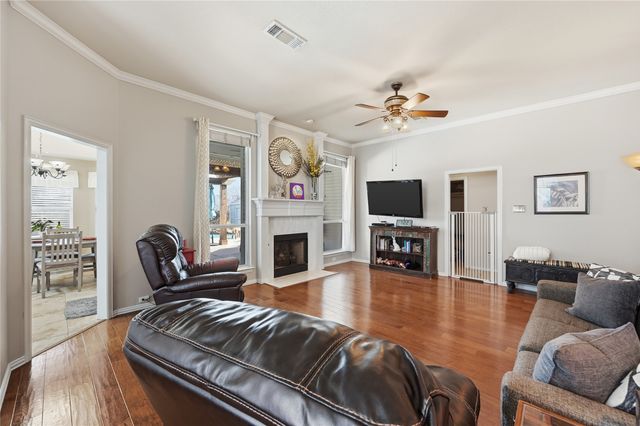 816 W Lonesome Dove Trail, Arlington, TX 76001