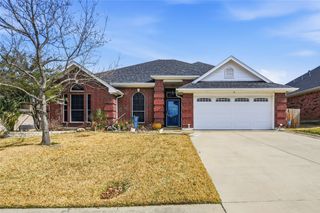 816 W Lonesome Dove Trail, Arlington, TX 76001