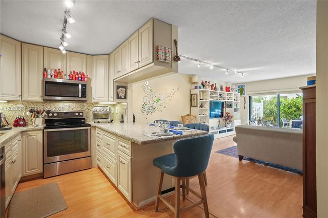 21300 San Simeon Way N5, Miami, FL 33179