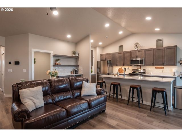 1707 Nw VARNISH Ave, Redmond, OR 97756