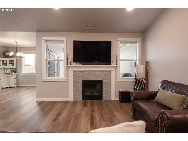 1707 Nw VARNISH Ave, Redmond, OR 97756