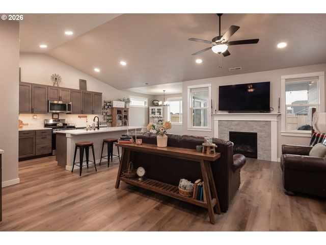 1707 Nw VARNISH Ave, Redmond, OR 97756