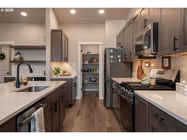 1707 Nw VARNISH Ave, Redmond, OR 97756