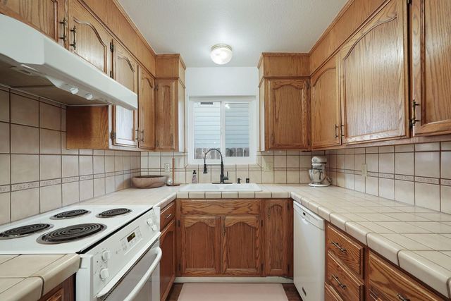1043 Downing Dr, Lodi, CA 95242