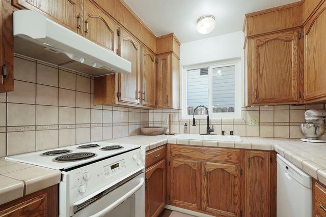 1043 Downing Dr, Lodi, CA 95242