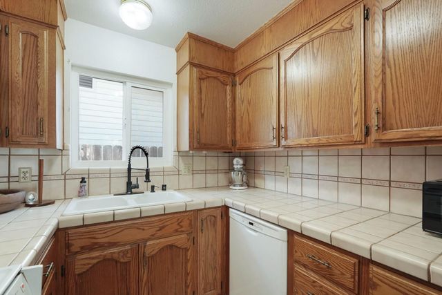1043 Downing Dr, Lodi, CA 95242