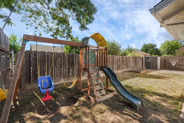 1043 Downing Dr, Lodi, CA 95242