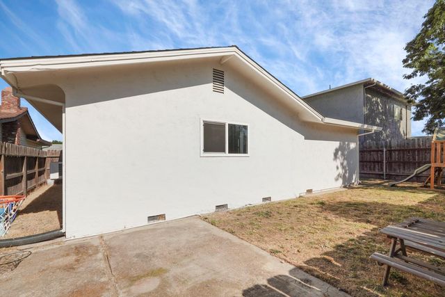 1043 Downing Dr, Lodi, CA 95242