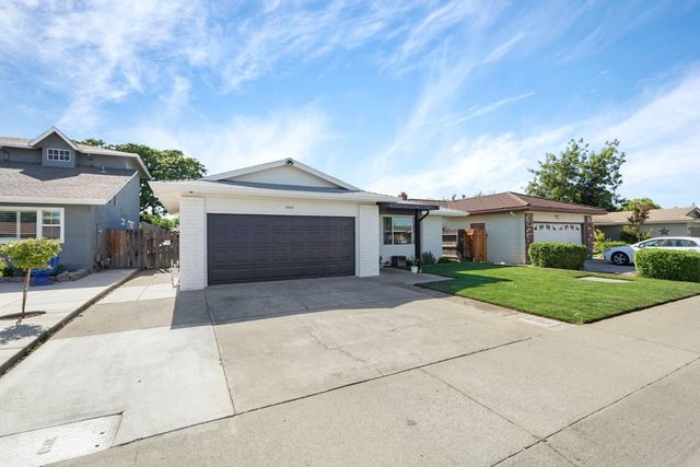 1043 Downing Dr, Lodi, CA 95242