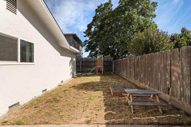 1043 Downing Dr, Lodi, CA 95242