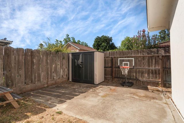 1043 Downing Dr, Lodi, CA 95242