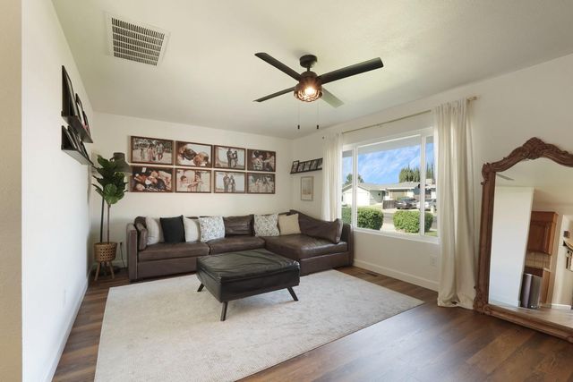1043 Downing Dr, Lodi, CA 95242