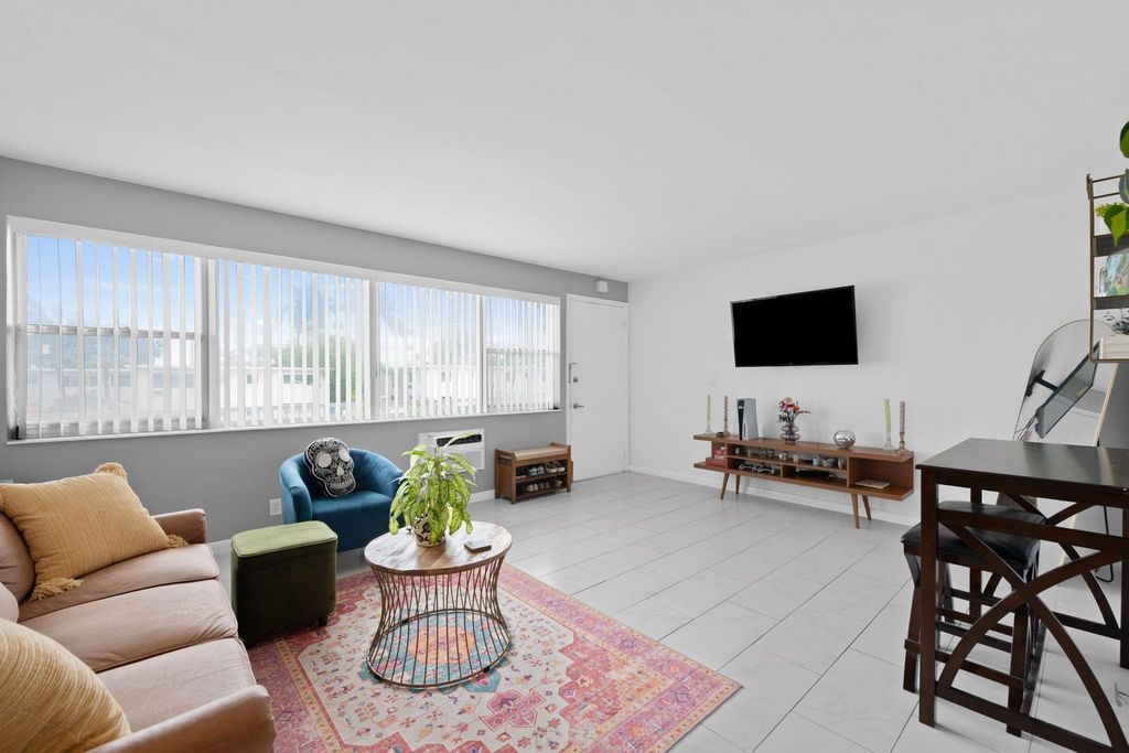 625 Antioch Ave 208, Fort Lauderdale, FL 33304