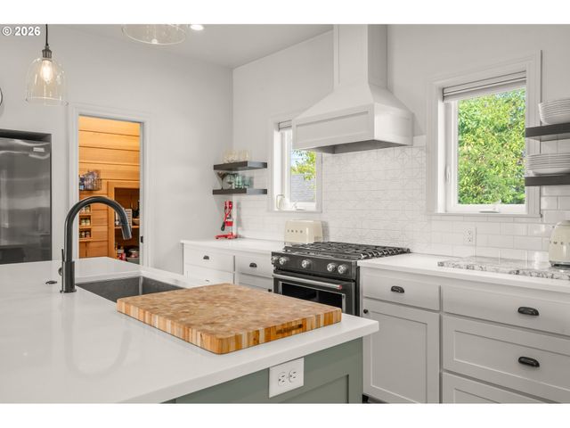 642 W 15TH Ave, Eugene, OR 97402