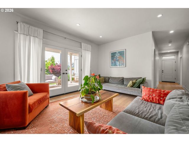 642 W 15TH Ave, Eugene, OR 97402