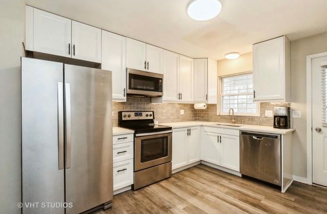 104 E Winchester Road F, Libertyville, IL 60048