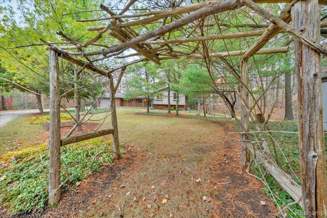75 Ridgemont Road, Oxford Charter Township, MI 48370