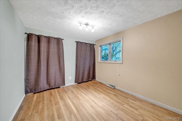 75 Ridgemont Road, Oxford Charter Township, MI 48370