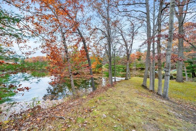 75 Ridgemont Road, Oxford Charter Township, MI 48370