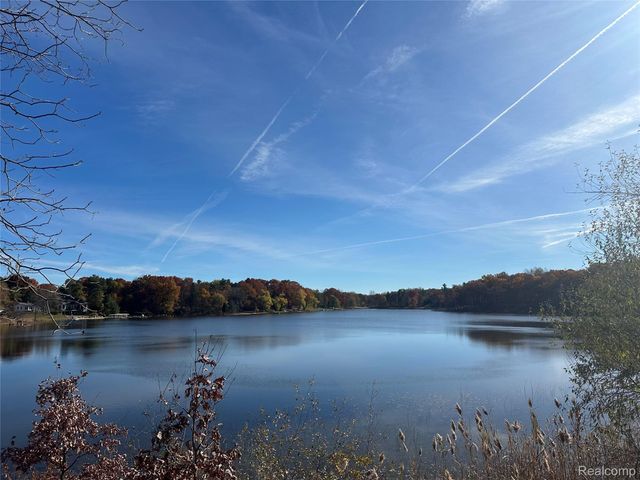75 Ridgemont Road, Oxford Charter Township, MI 48370