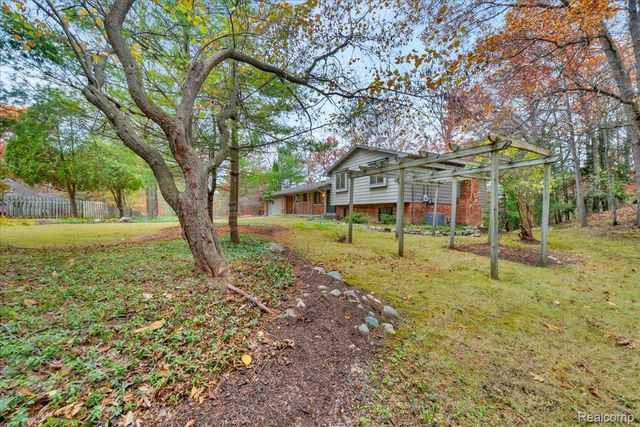 75 Ridgemont Road, Oxford Charter Township, MI 48370